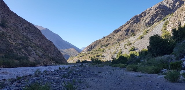 Cauce pedregoso en un valle andino