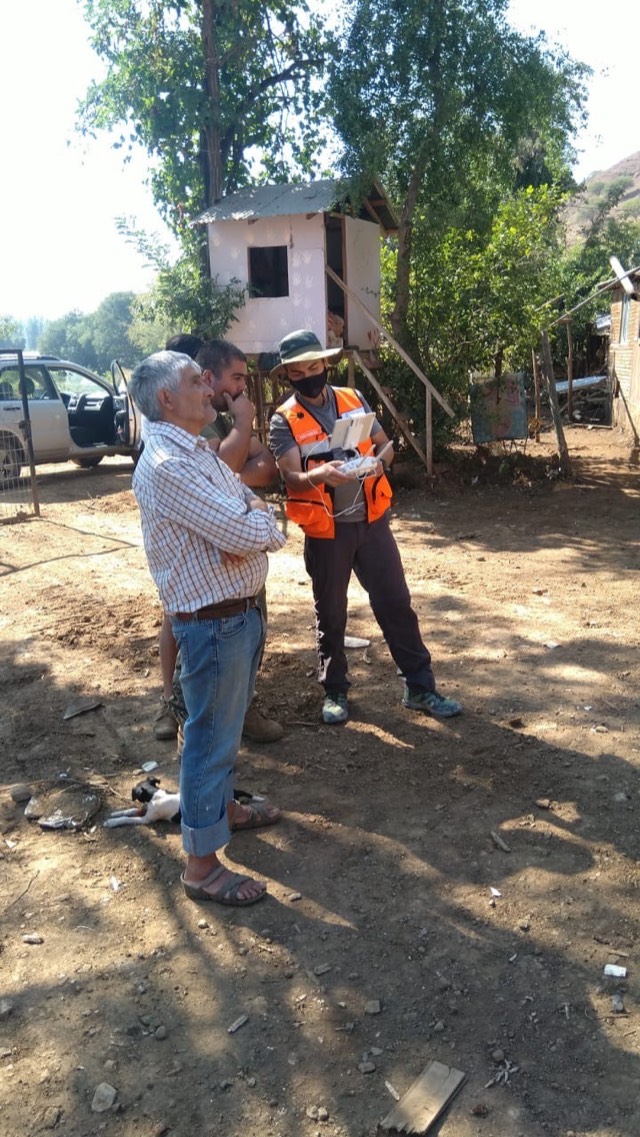 Equipo preparando un vuelo de dron en terreno