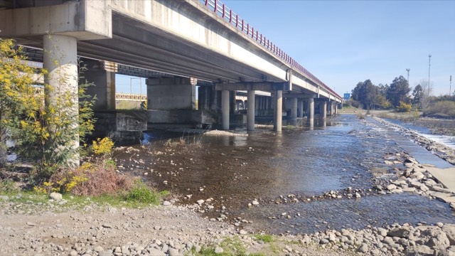 Puente carretero sobre un río