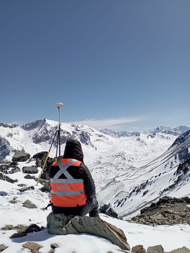 Receptor GNSS instalado sobre nieve en alta montaña