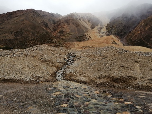 Quebrada con cauce incipiente en una ladera erosionada