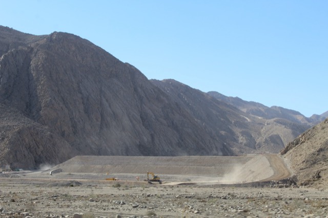 Obra de gran escala al pie de una ladera árida