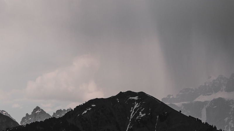 Tormenta con lluvia sobre una cumbre de montaña