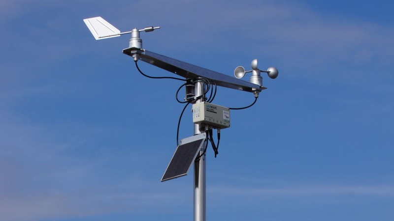 Estación meteorológica con anemómetro y panel solar